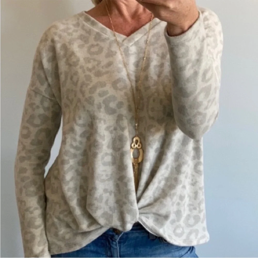 Leopard Print V-Neck Women Top - Picture 2 of 6